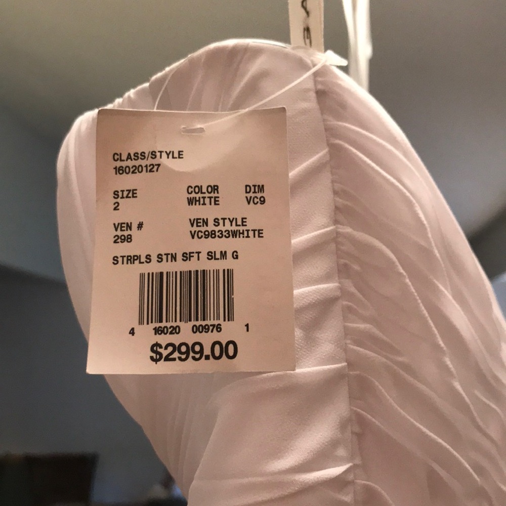 Strapless satin wedding dress. - Picture 6 of 6